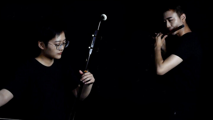 Lagu remix dimainkan oleh dua orang dengan erhu dan seruling bambu