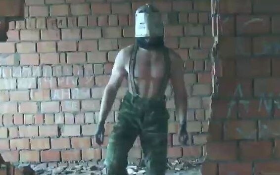 Phim ảnh|Nam chính đại chiến với người đàn ông cơ bắp đeo mặt nạ