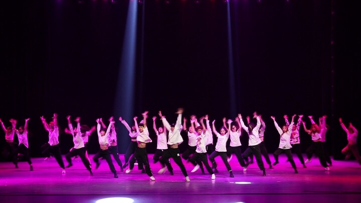 "Whistle" is super explosive! Many people from the college hip-hop club perform together on stage! —