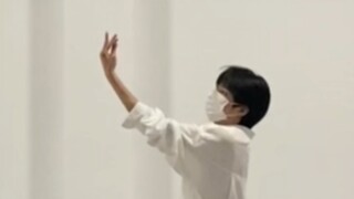 การแสดงเริ่มด้วยการแสดงแต่งหน้าจัดเต็มในเพลง "Difficult to Reject + Debt of This Life" โดยนักร้องชาย