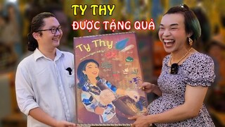 TY THY được Họa sĩ đẹp trai tặng quà thật hạnh phúc - Ty Thy Vlog Gỏi đu đủ