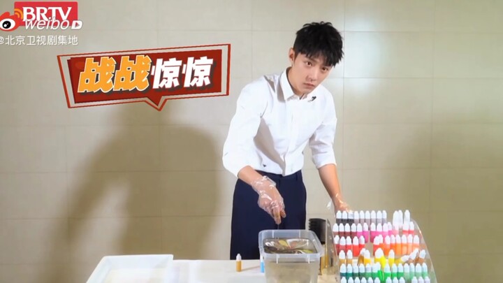 Xiao Zhan membuat kipas bertatahkan air