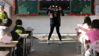 วันปีใหม่ ฉันเต้นรำ "ฉันอยากเป็นออร์ค" ในชั้นเรียน