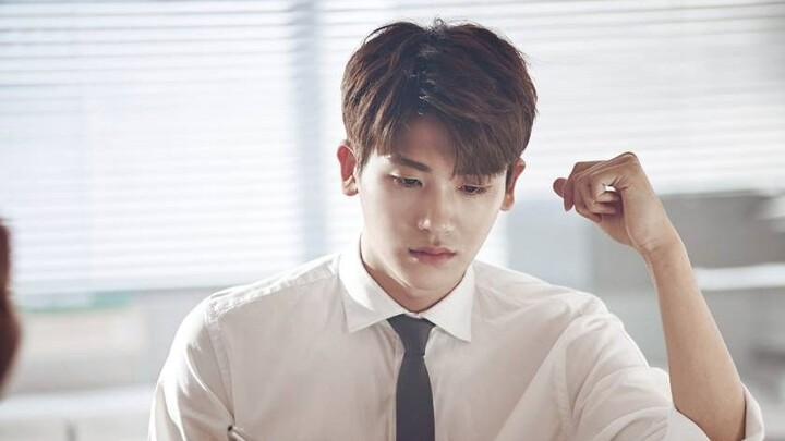 Ahn Min Hyuk benar-benar tipe idealku. Tidak, itu hanya khayalanku. Sungguh sulit untuk tidak tersen
