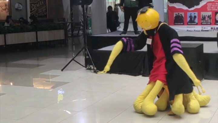 koro sensei cosplay walking