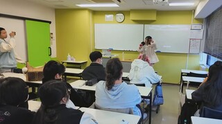 Guru menghukum saya untuk menyanyikan "KiLLKiSS" di kelas, tetapi ketika saya mulai bernyanyi, semua
