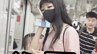 Kenakan headphone dan menari di stasiun kereta bawah tanah Shanghai Ⅰ Dunia ini penuh dengan kegembi