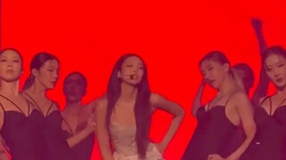 Little white dress, princess style! JENNIE Chicago show "You&Me"