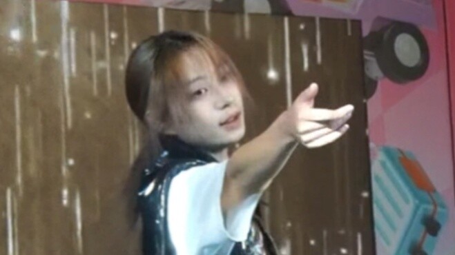 Oh, this is the first time I've seen a dance cover with a microphone.
