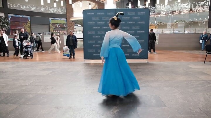 Dancing "Green Mountains and Distant Blue Skies" in a British shopping mall | Every time I watch mys