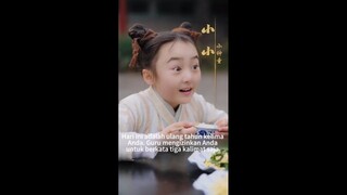 Seorang anak laki-laki yang sedang membawa pulang makanan dikejar oleh seorang bayi lucu dan ibunya