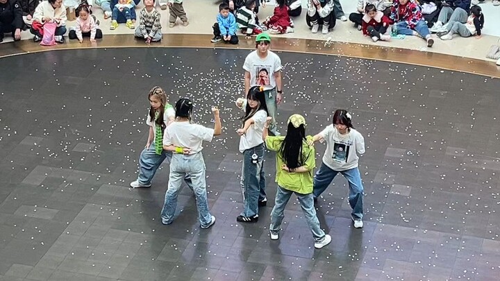 路过商场看到有人在跳舞，请问这是什么团，好齐啊