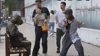 Apa yang terjadi ketika Anda duduk di bangku dan beristirahat di samping pria perunggu yang menyambu