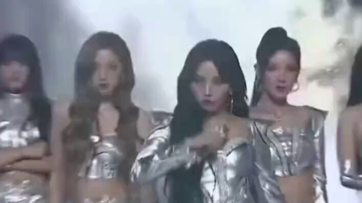 Gidle year-end queencard stage