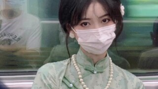 “岁月从不败美人！所以好看的女孩永远都是这么的好看”
