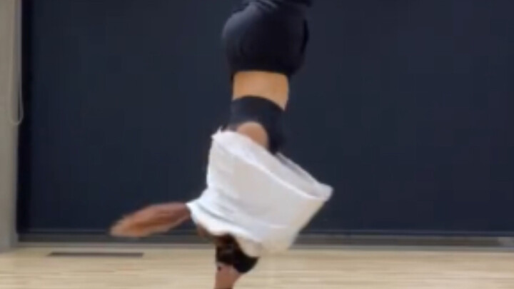 ความแข็งแกร่งและหน้าตาดีของผู้เข้าแข่งขันสาวสตรีทแดนซ์ทำให้การฝึกซ้อมนั้นยอดเยี่ยม