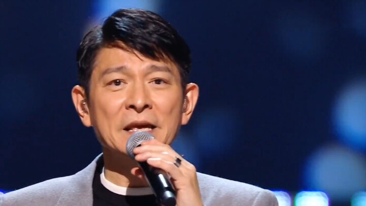 The 62-year-old Andy Lau sang "Seventeen" live, his voice was full of vicissitudes of life, and he w