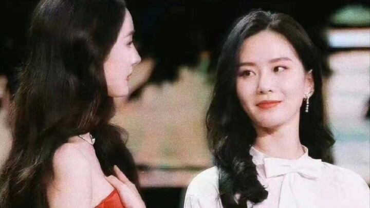 Liu Shishi and Yang Mi hold hands on the same stage, Shishi and Yang Mi get a big score! ! Red roses