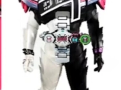 时王在帝骑装甲形态上驾驭其他平成主骑表盘后变身的形态（kuuga －build ）