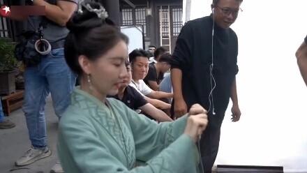 Trong vở kịch, vợ của Kỳ Niên dùng một tay đập vỡ chiếc thìa gỗ, nhưng ở ngoài, nữ diễn viên Cao Lộ 