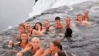 Look : The Devil's Pool top of Tunya falls in Zambia 😱😱