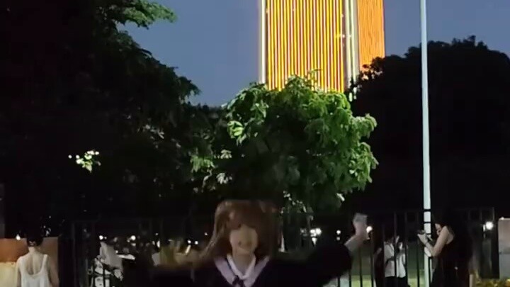 Setelah lulus, saya menyalakan penanda almamater saya yang ke-211 untuk memberikan kejutan dimensi k