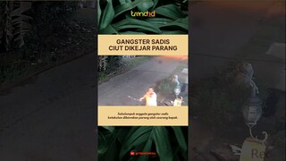 BAPAK SEORANG DIRI LAWAN PULUHAN GANGSTER