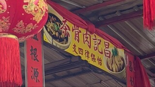 “探索马来西亚传统美食——肉骨茶！这道香浓的汤品由猪骨与药材慢炖而成，味道独特，滋补养生。无论是辣味还是清淡口味，肉骨茶都能带给你温暖与满足。快来尝试这道经典的马来西亚美味吧！”