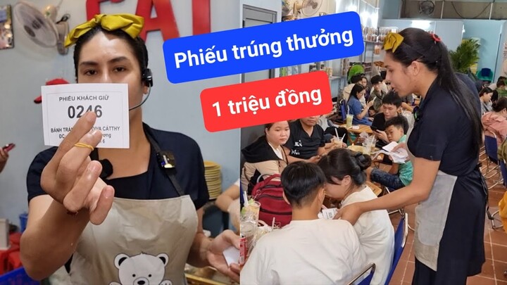 DIVA Cát Thy phát phiếu trúng thưởng cho khách hàng - Ẩm thực Cha Rồng bánh tráng trộn