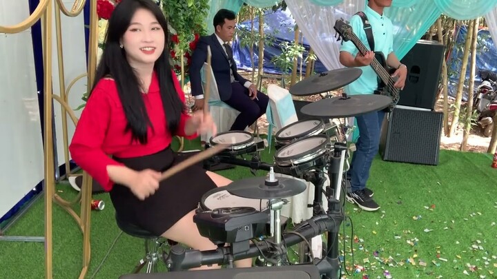 Bài Này Nghe Cũng Quen Mà Nghe Cũng Lạ Quá Hihi - NiNi Drum