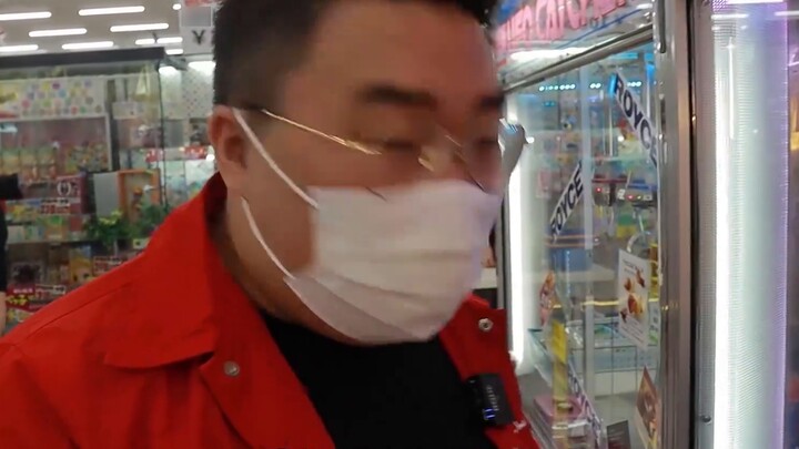 10,000 yen to challenge Japan's weird and difficult claw machine!