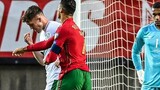 Ronaldo tát đối thủ trước khi đá penalty