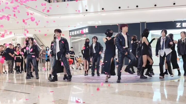 Even the roses are restored! Sing and dance to whoever you want at the Bite Me roadshow in Wuhan! Eu