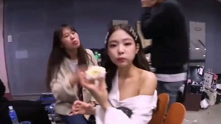 [Vlog] Jisoo datang saat Jennie memakan roti isi enak|Blackpink