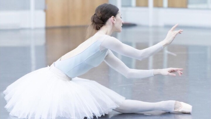 [Ballet] Marianela Nunez, the principal dancer of Emperor Entertainment Group, rehearses the Black S