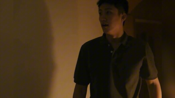 เตือนน้องชายให้ใจเย็นๆ ต่อยซักหมัดสองหมัด! แนะนำให้ Gu Yiran ใจเย็นๆ โดยเอาแขนแนบกับผนังด้านหลัง บีบ