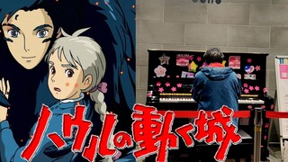 Saya sebenarnya mendengar lagu "Carousel of Life" dari "Howl's Moving Castle" di stasiun kereta bawa