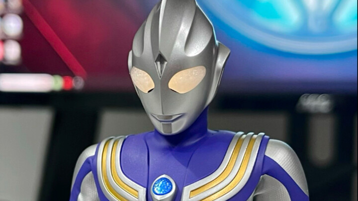 Bentuk udara Ultraman Tiga yang diperoleh super cepat...