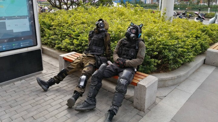 当你和你朋友戴上防毒面具上街会发生什么？