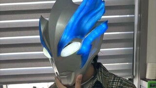 Mặt nạ Ultraman Blaze giá 50 tệ trên pdd. Cảm ơn anh trai đã giúp em tránh sét.