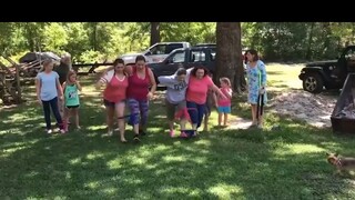 meme Gia đình camping cực kì vui vẻ