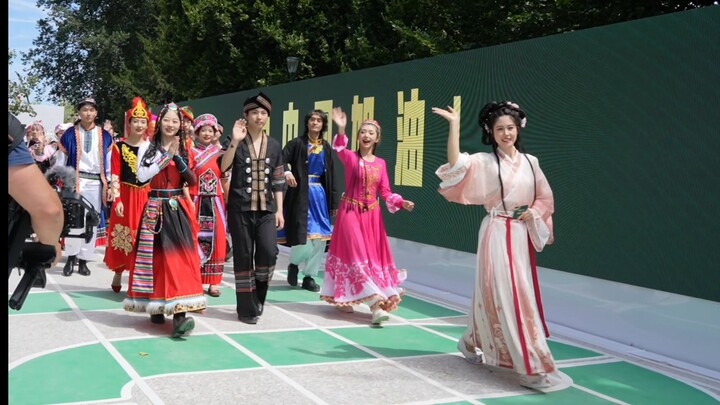 我在巴黎塞纳河畔看到了56个民族服饰