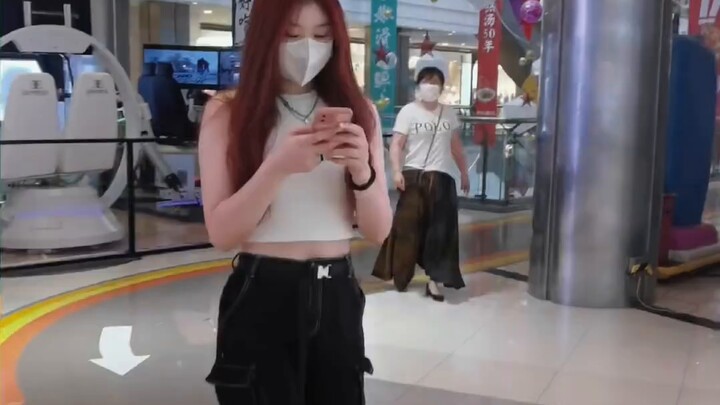 Is it possible that Lee Chae-yeon made her comeback and performed her song in a shopping mall, scari