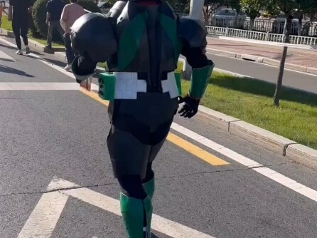 Chạy marathon trong bộ đồ Kamen Rider