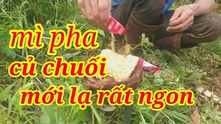 Pha mì tôm rau nhíp trong củ chuối, ẩm thực sinh tồn