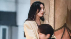 Xu Kai hugs Yang Mi, like a son hugging his mother