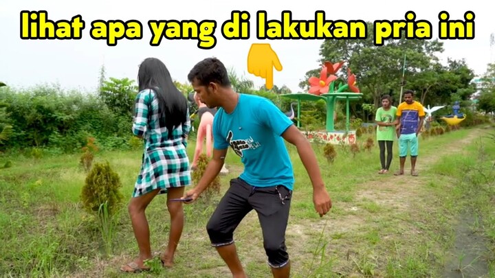 lelaki ini ketahuan mengintip pake hp