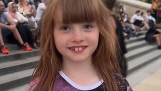 爸爸告诉女儿，她可以按下按钮，让埃菲尔铁塔闪闪发光