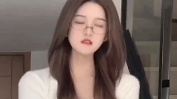 Benar saja, gadis yang berkacamata itu yang paling jelek! ! !