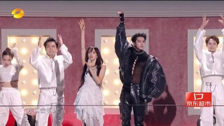 DylanWang x Victoria Song : Roof on Fire 🔥 《屋顶着火》- 2024 Hunan TV New Year’s Eve Gala